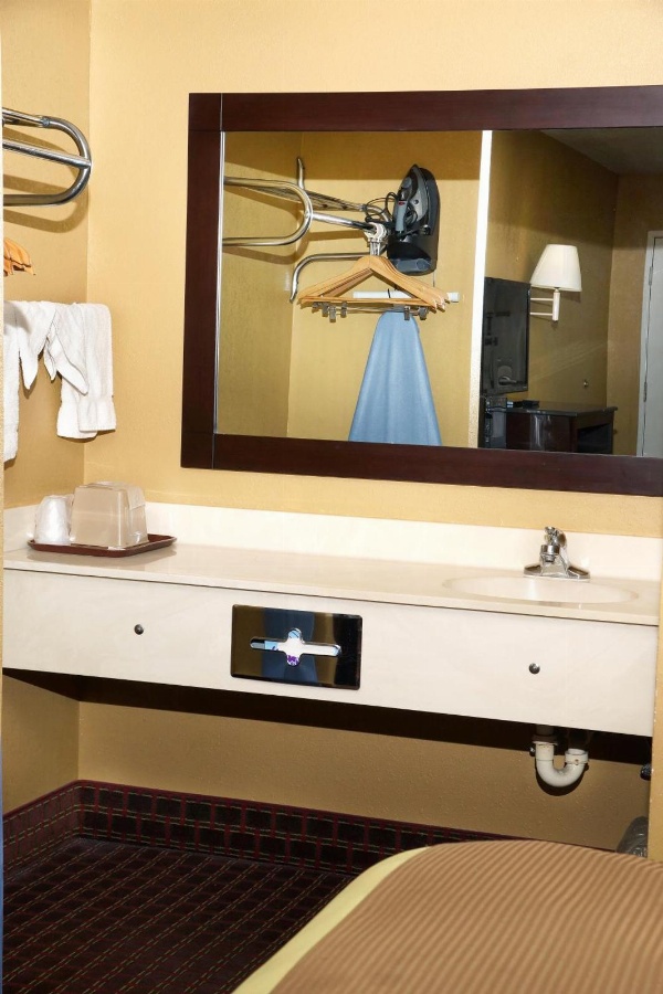 Executive Inn Opp image 18