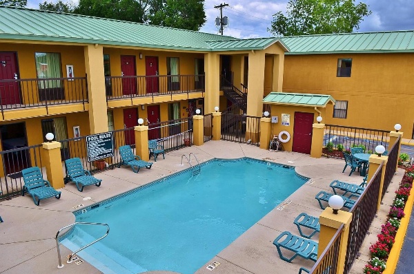 Executive Inn Opp image 4