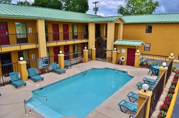 Executive Inn Opp 4